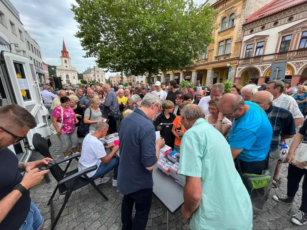 Babiš s obytňákem navštívil hradecký kraj. V Lázních Bělohrad na něj čekala technopárty