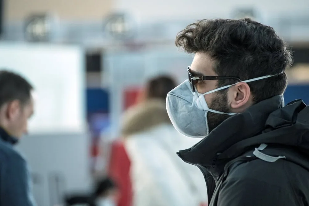 Při návštěvě doktora radí krajští hygienici používat roušky a respirátory. Stejně tak v sociálních službách