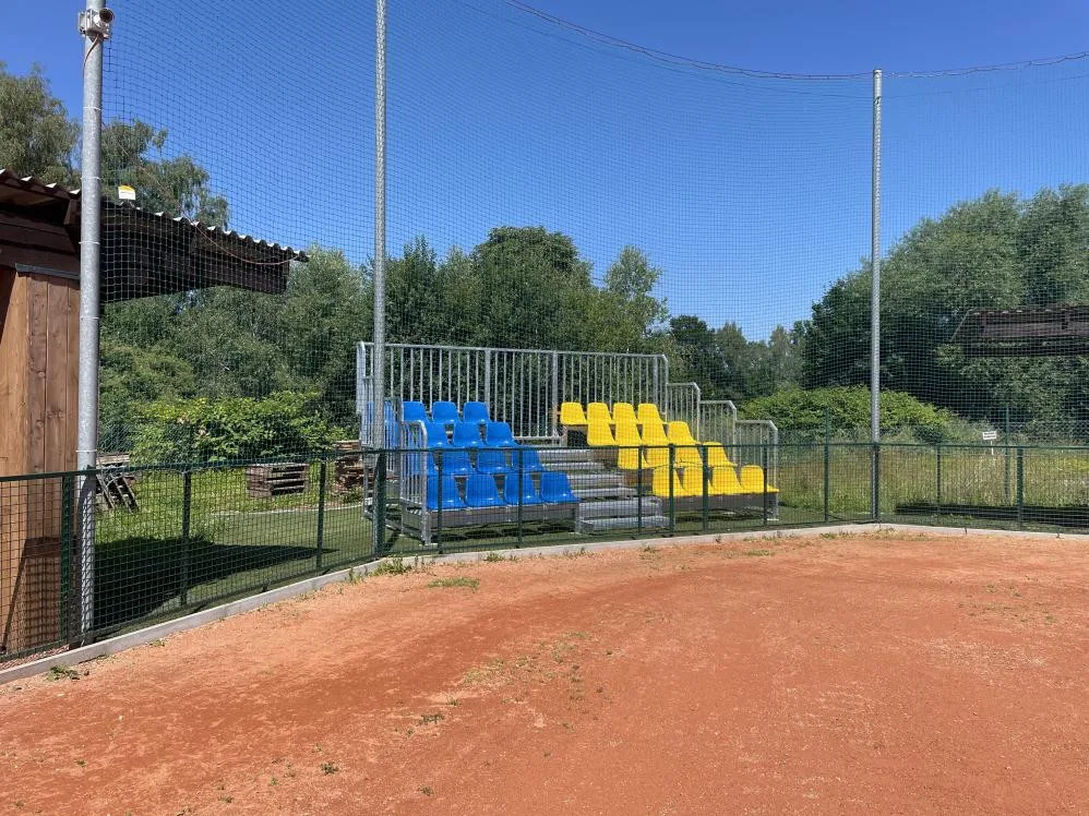 Fanoušci baseballu v Trutnově si sednou. Město nechalo u hřiště postavit čtyři tribuny