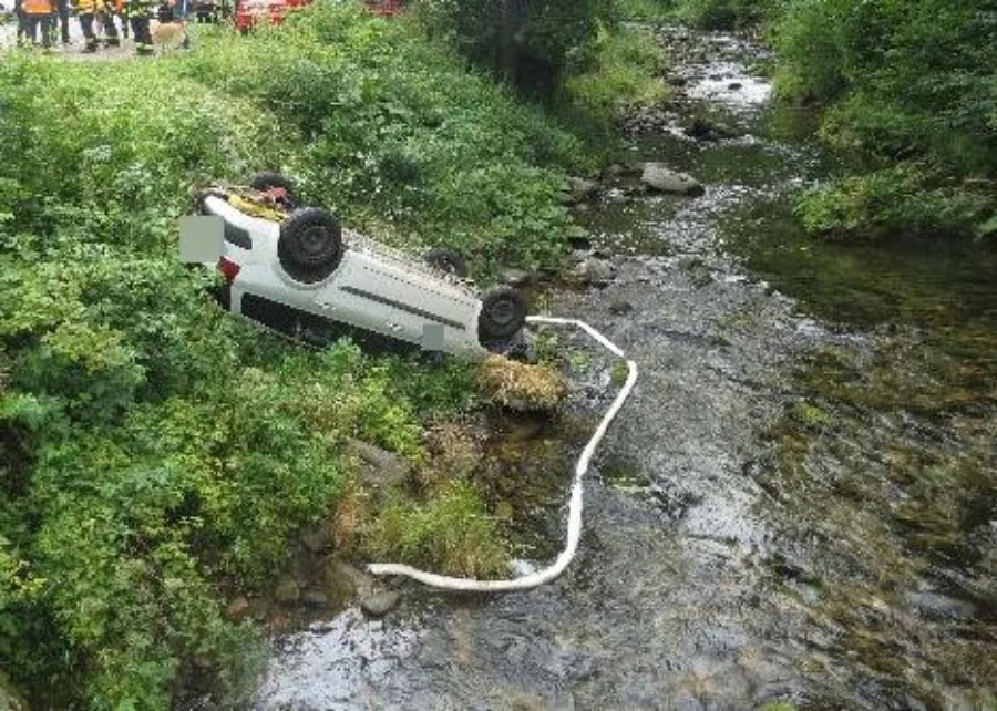 V Peci pod Sněžkou skončilo auto v řece. Řidička pravděpodobně nezatáhla ruční brzdu