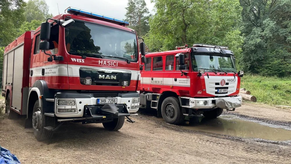 V Českém Švýcarsku pomáhají i dobrovolní hasiči z Hradce Králové. Denně naběhají 14 kilometrů