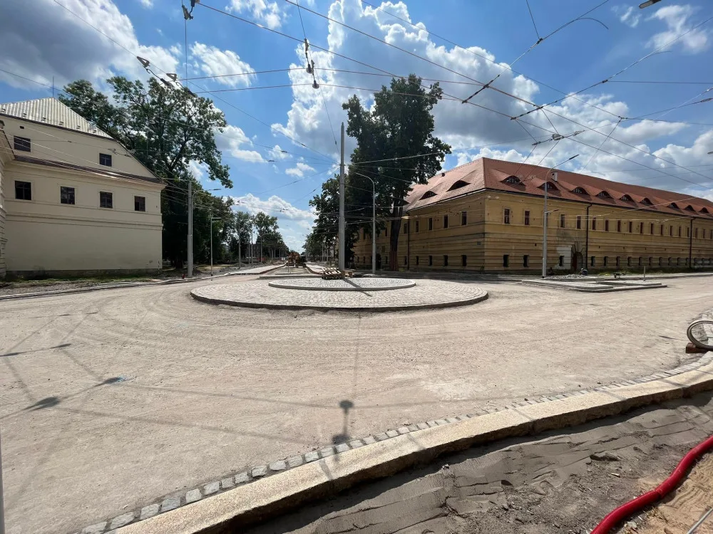 Hradecká Fortna už má kruhový objezd. Práce jdou podle plánu