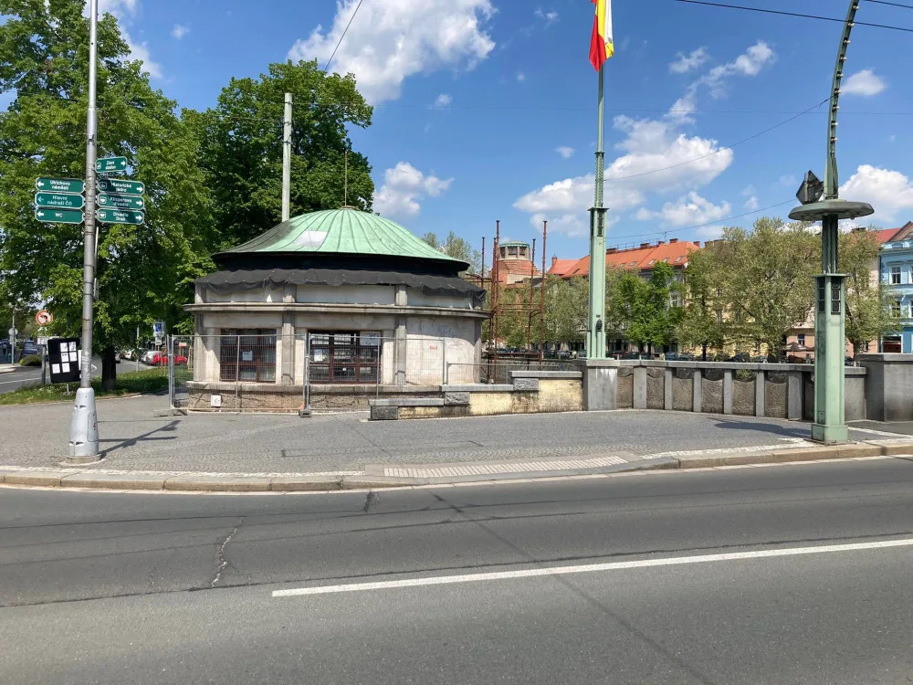 Oprava secesního kiosku na mostě v Hradci Králové dosud vyšla na asi 725 tisíc korun