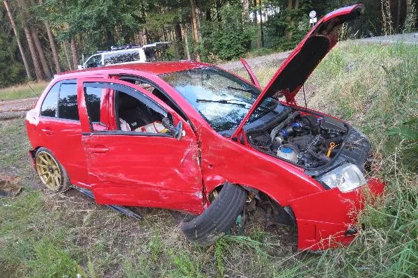 Policie pátrá po svědcích dopravní nehody na Trutnovsku. Řidič nezvládl řízení, skončil v nemocnici