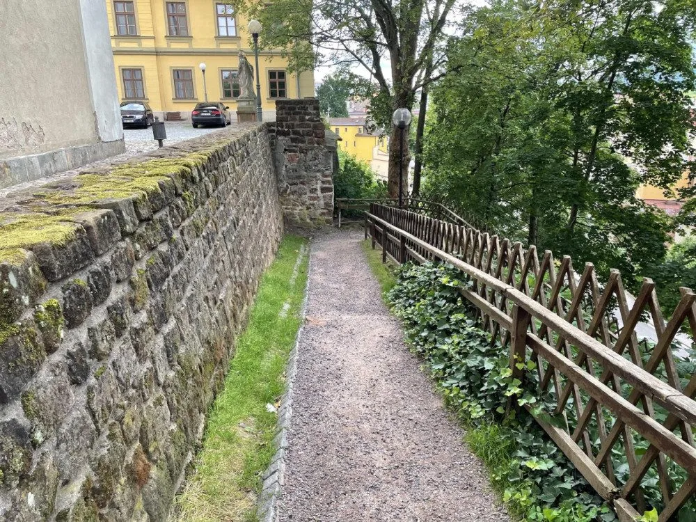 Trutnov se pustil do oprav 20 let staré Kostelní stezky. Lidé ji používají jako zkratku