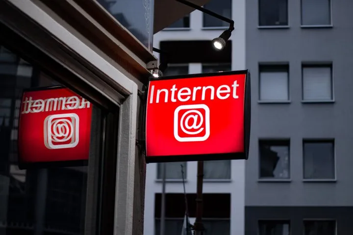 Hackeři si dovolenou neberou. Pozor na veřejnou WiFi, varují odborníci