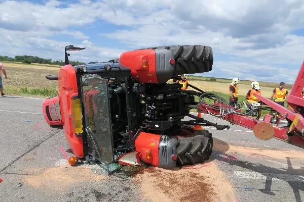 Převrácený traktor po střetu s osobním autem