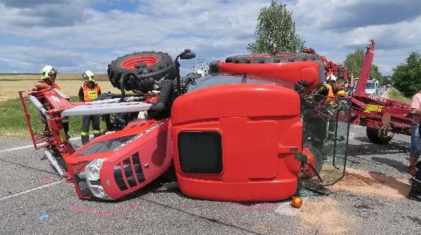 Převrácený traktor po střetu s osobním autem