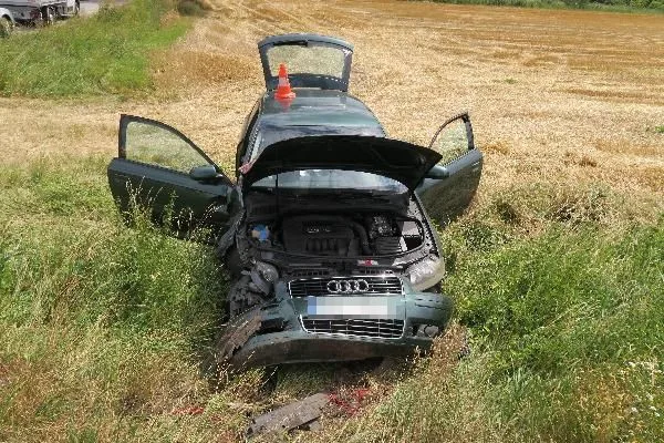 Osobní auto, které po střetu skončilo v poli