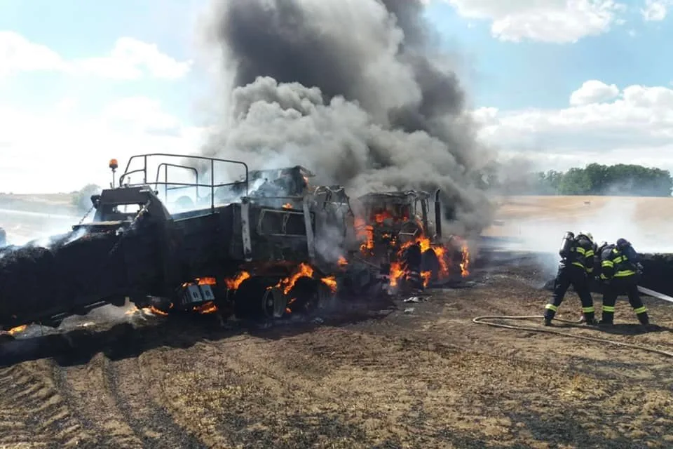 Na Trutnovsku hořel traktor s lisem. Škoda je odhadem osm milionů korun