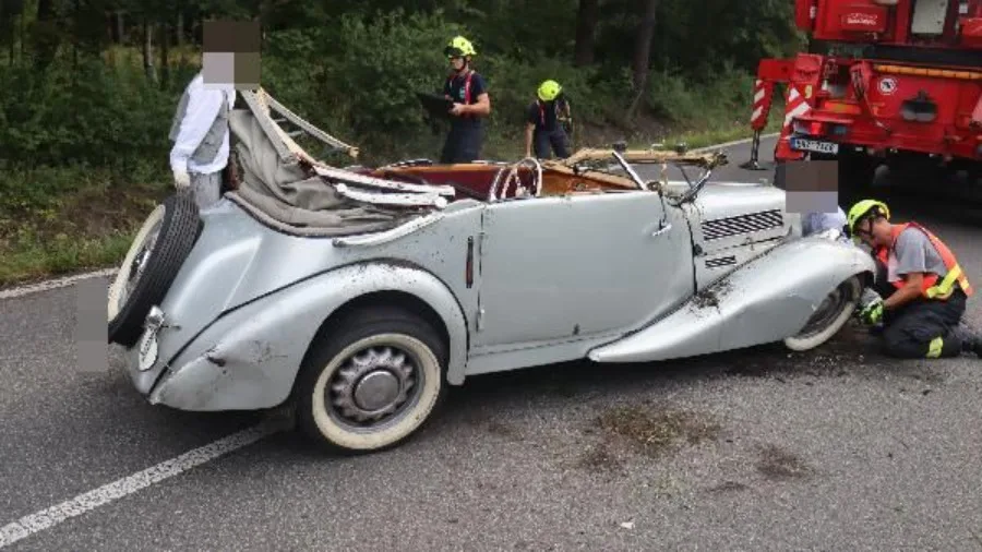 Řidič boural s historickým vozem AERO 50. Na mokré silnici dostal smyk