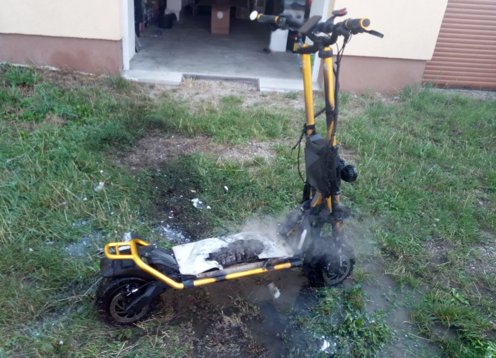 Baterie elektrokoloběžky způsobila požár přístřešku u rodinného domu