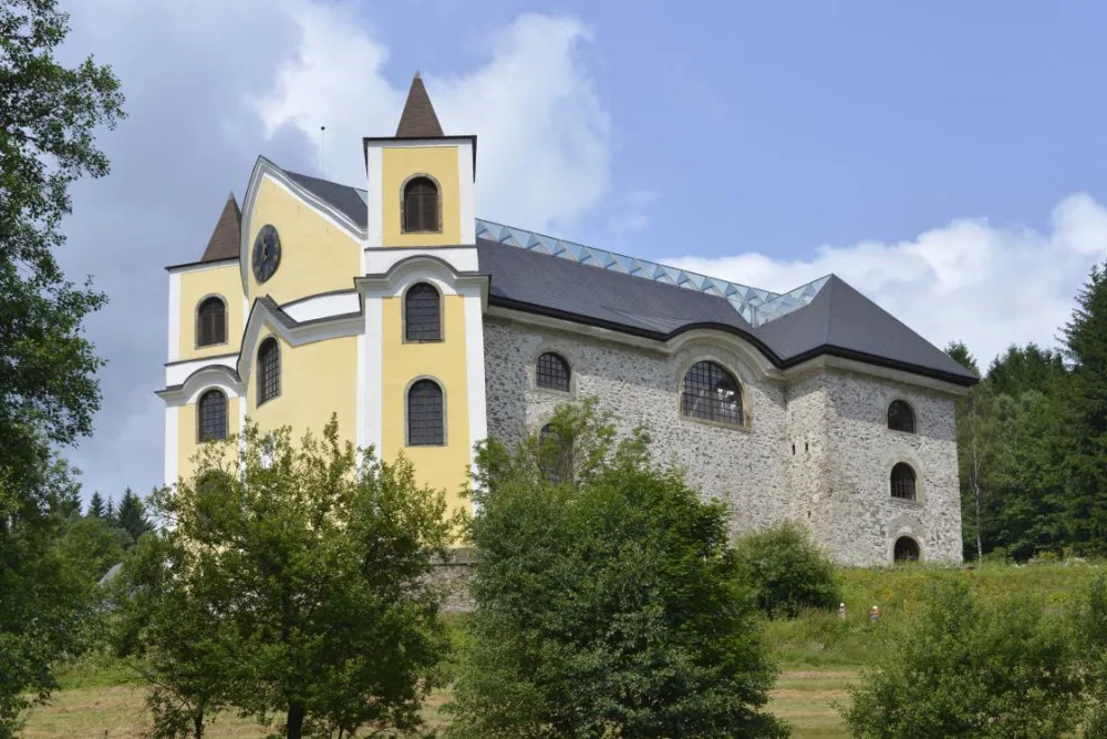 Oprava prosklené střechy kostela v Neratově za 19 milionů je v polovině