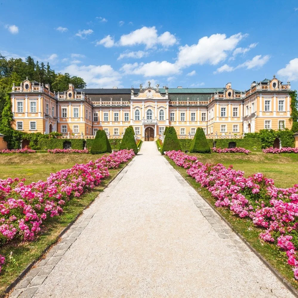 Kam o prázdninách s dětmi na výlet? Navštivte české Versailles nebo úkryt rytíř Toulovce