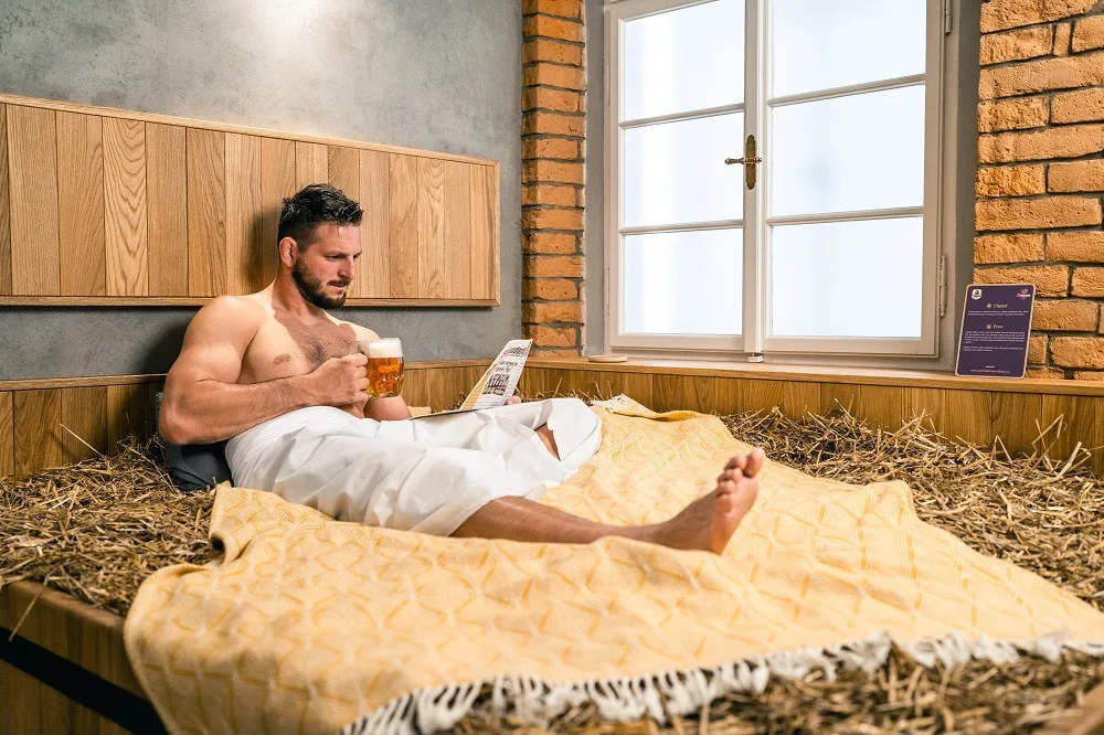 Pivní lázně Svijany lákají na koupel v dubových vanách