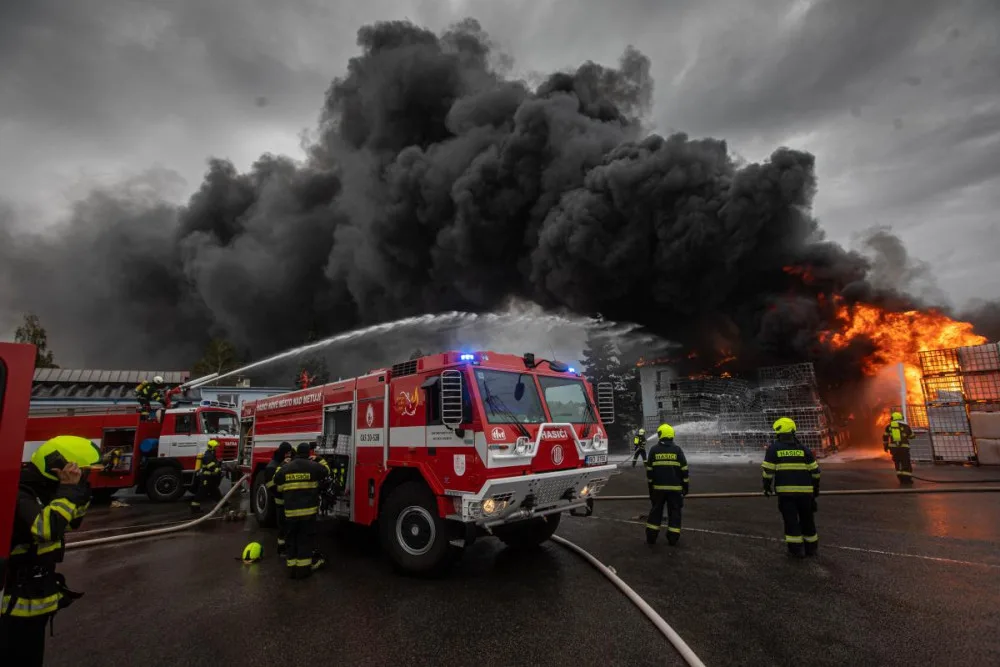 V Novém Městě nad Metují hořelo v průmyslovém areálu v Náchodské ulici