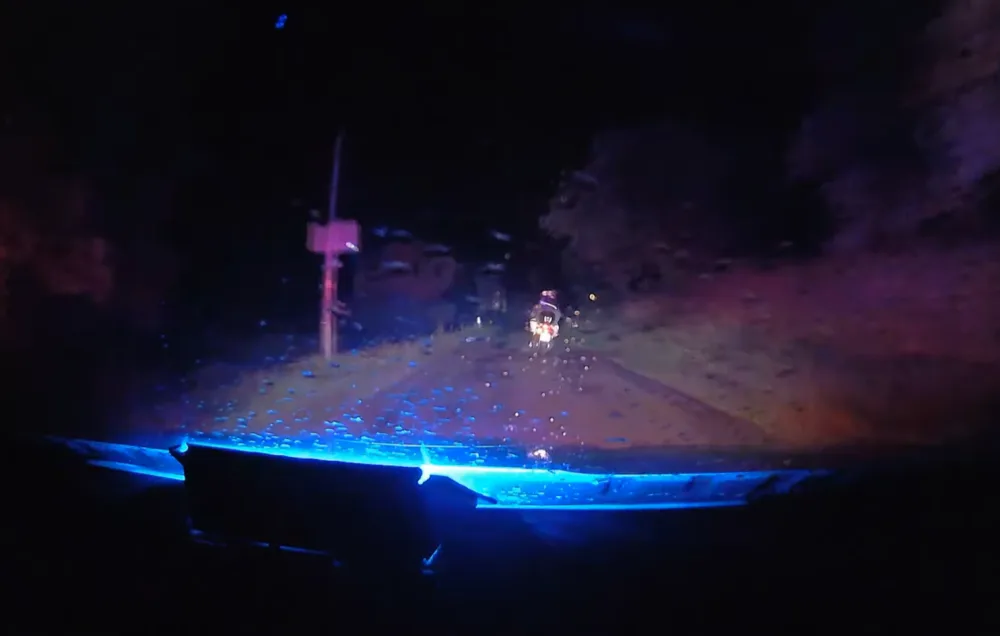 Motorkář na drogách a bez papírů se pokusil ujet policejní hlídce. Za zády měl spolujezdce