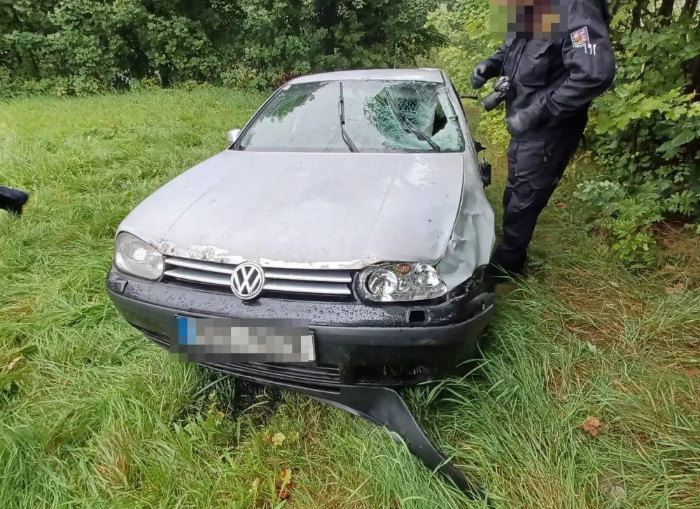 Řidič srazil dva chodce a z místa nehody ujel. Jeden zemřel na místě, druhý ve vrtulníku
