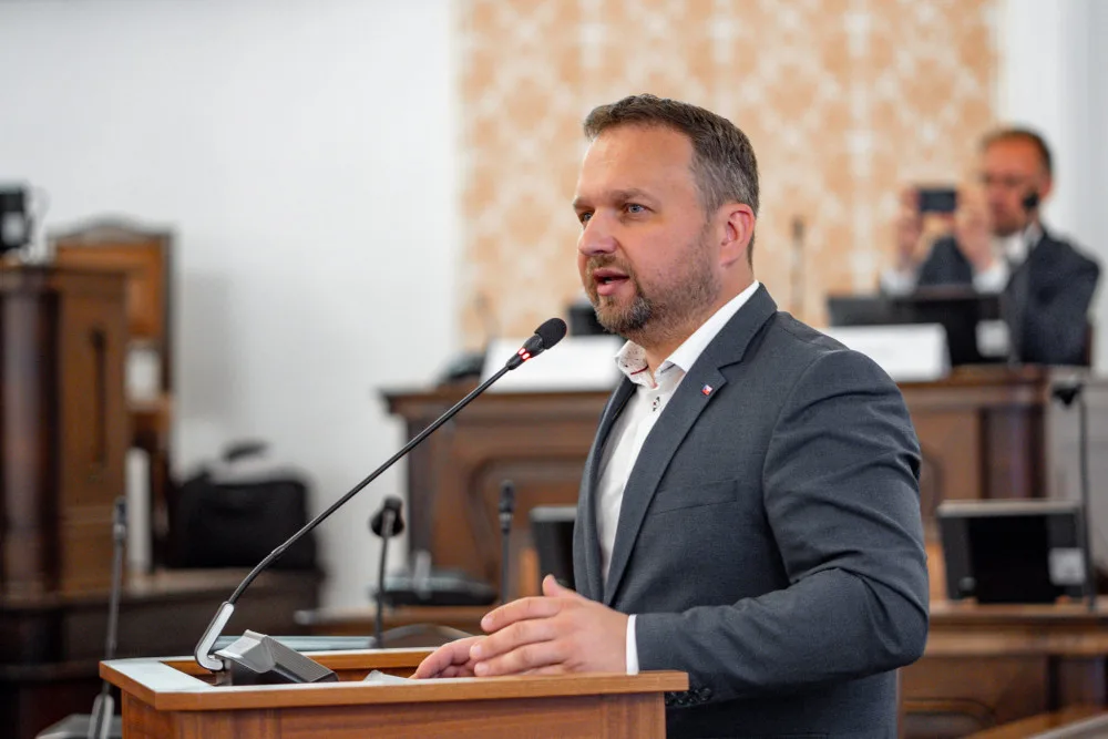 Díky milostivému létu může ubýt práce načerno i nároků na dávky, tvrdí ministr Jurečka