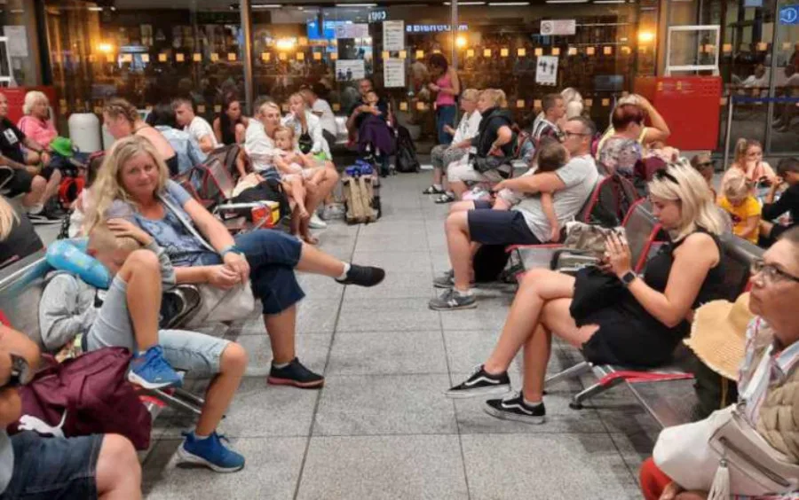 Cestující uvízli na letišti v Bulharsku. Na co má člověk při čekání nárok?
