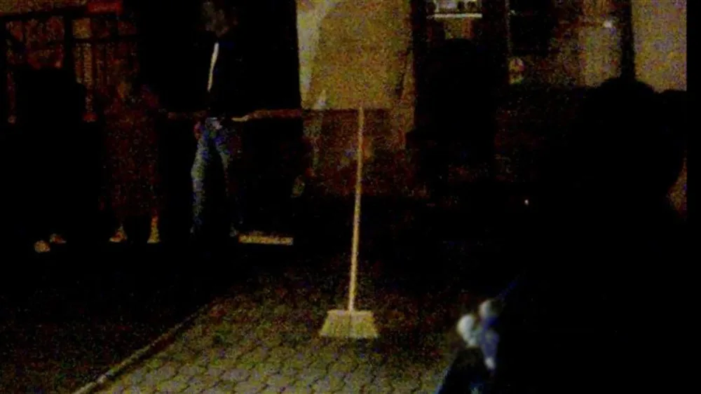 Hradeckým strážníkům chtěla uletět na kradeném koštěti. Nakonec jela autem na záchytku  