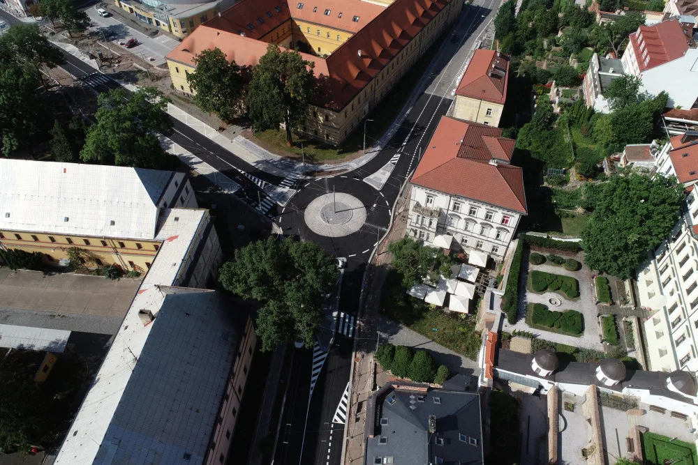 Na křižovatku Fortna v centru Hradce Králové se od čtvrtka vrátí MHD