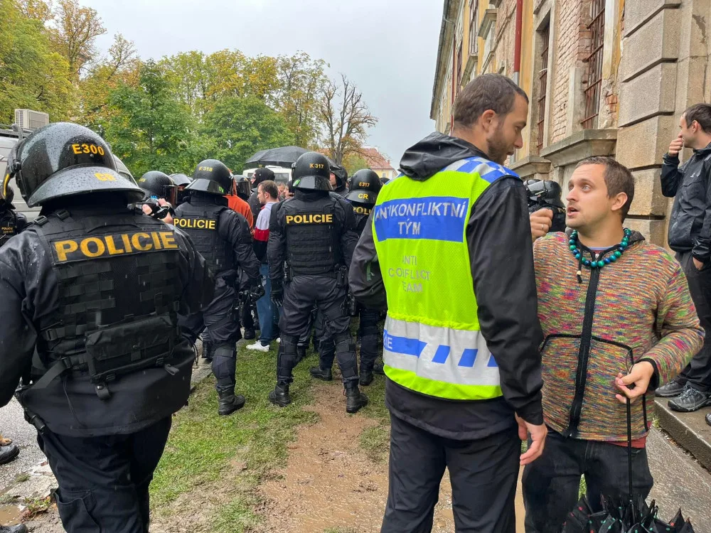 Do ulic Josefova vyrazilo 900 policistů. Šlo o cvičení antikonfliktních týmů za běžného provozu města