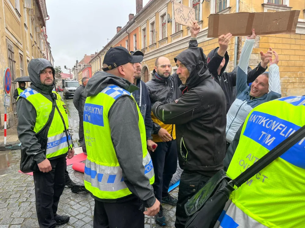 Do ulic Josefova vyrazilo 900 policistů. Šlo o cvičení antikonfliktních týmů za běžného provozu města
