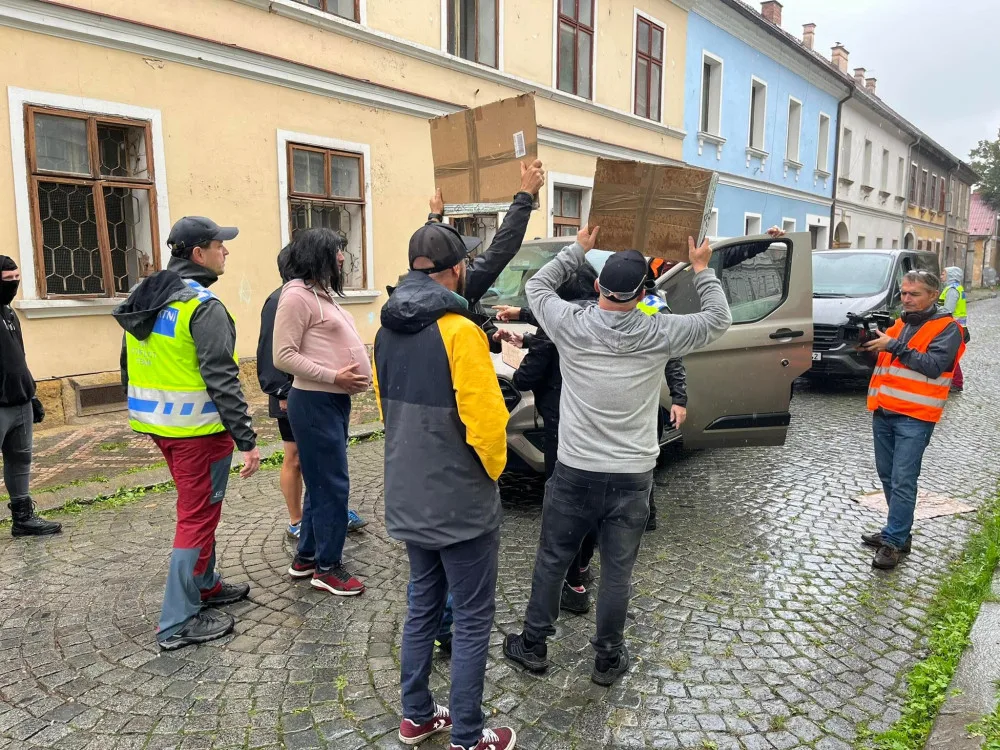 Do ulic Josefova vyrazilo 900 policistů. Šlo o cvičení antikonfliktních týmů za běžného provozu města