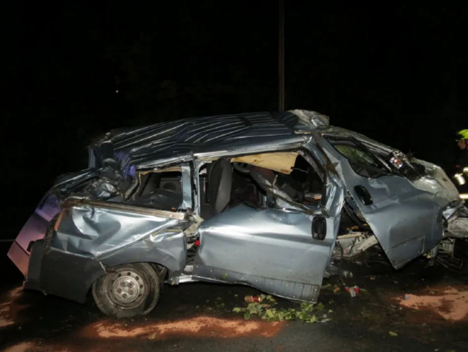 Mladík zdemoloval auto i s dvěma spolujezdci. Nadýchal přes 1,5 promile