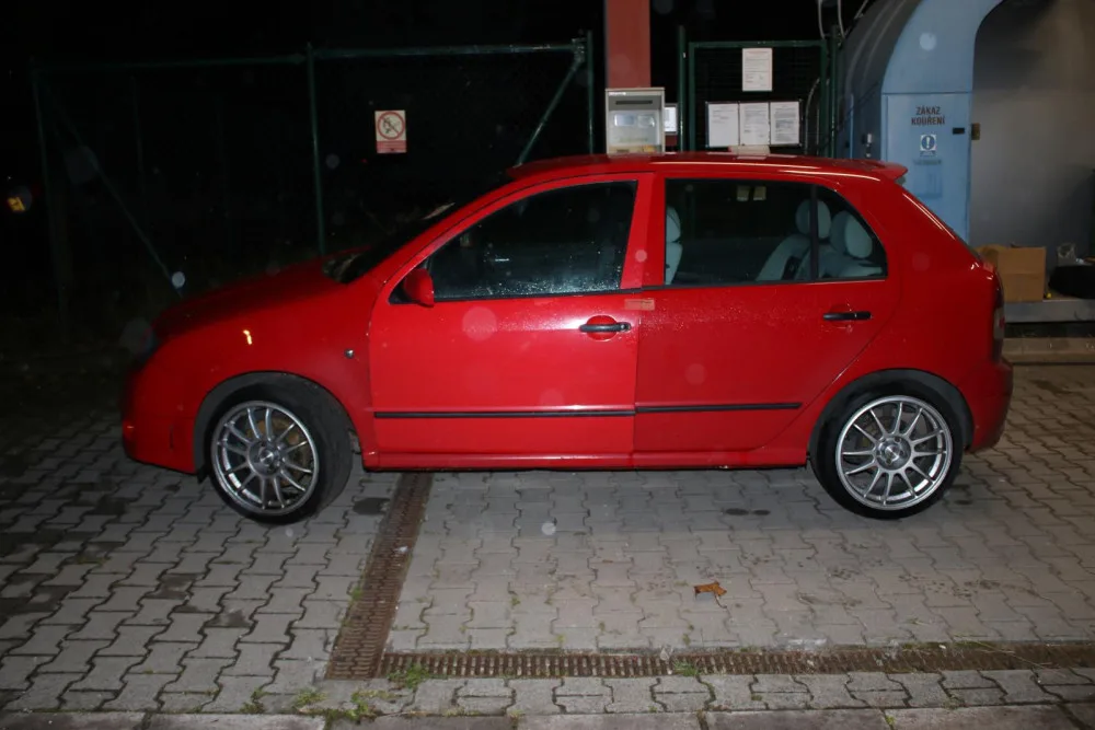 Muž se vloupal do pěti desítek aut. Za podobné chování už seděl, teď mu hrozí osm let
