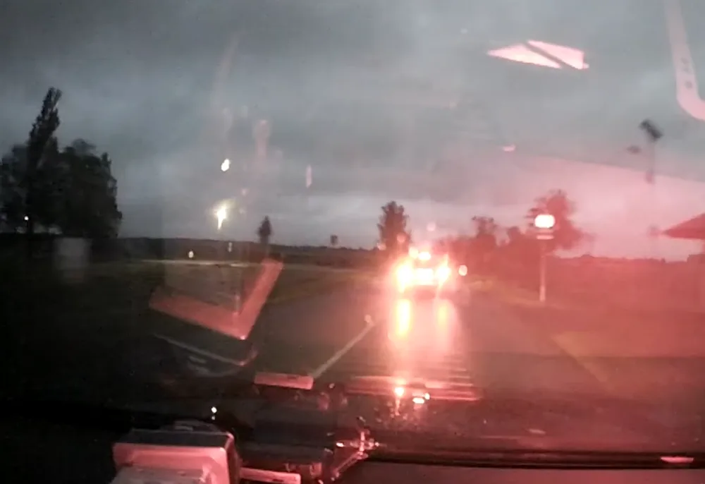 Zdrogovaný řidič se pokusil ujet policejní hlídce. Jeho jízda skončila v poli