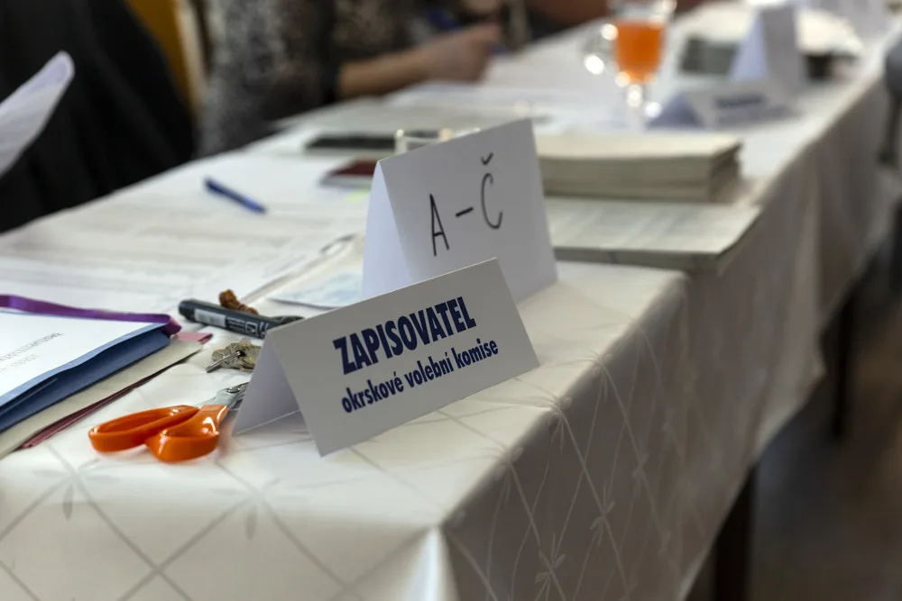 Ještě dnes do 14:00 mohou lidé vybírat nové zastupitele obcí a měst