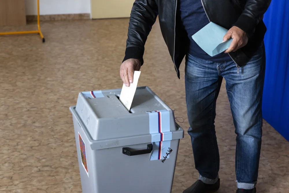 Ještě dnes do 14:00 mohou lidé vybírat nové zastupitele obcí a měst