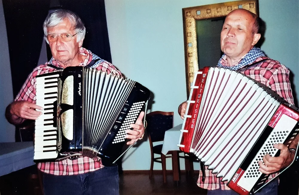 Miloš Jirman vpravo při hře na tahací harmoniku