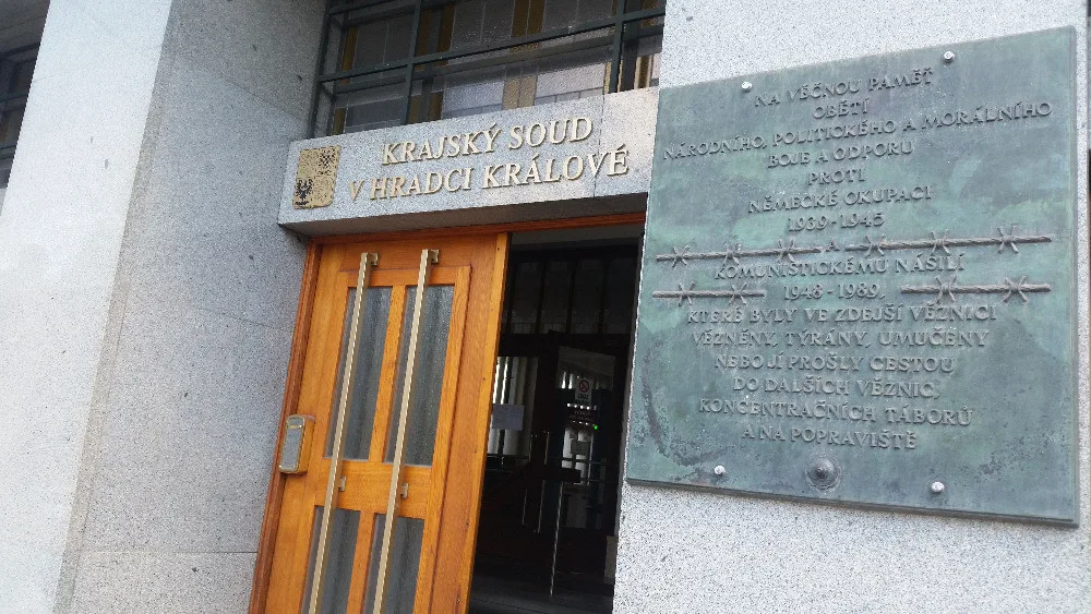 Odsouzení v kauze manipulace tendrů na nemocnici Náchod se odvolali
