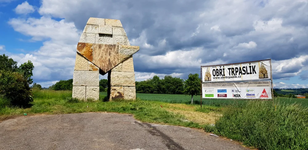 Kameníci tesají poslední kámen o tvaru čepice pro sochu obřího trpaslíka u Hořic