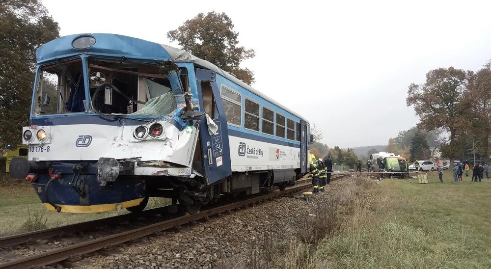 Zničený vlak, do kterého narazil elektrobus na přejezdu ve Vrchlabí