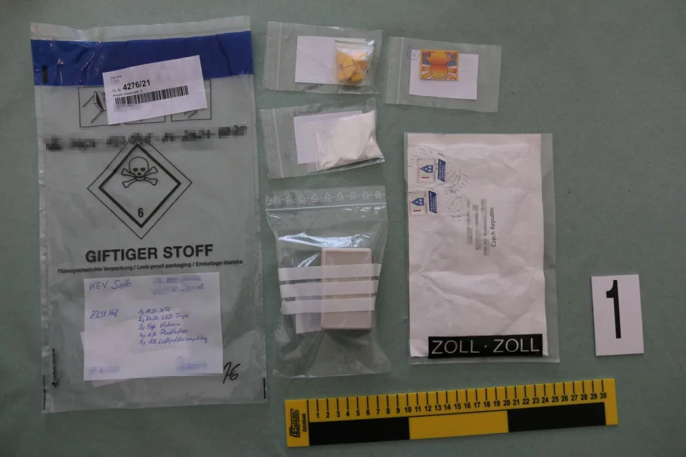 Přes Darknet si z Nizozemska objednával drogy. Česká pošta mu doručila LSD i kokain