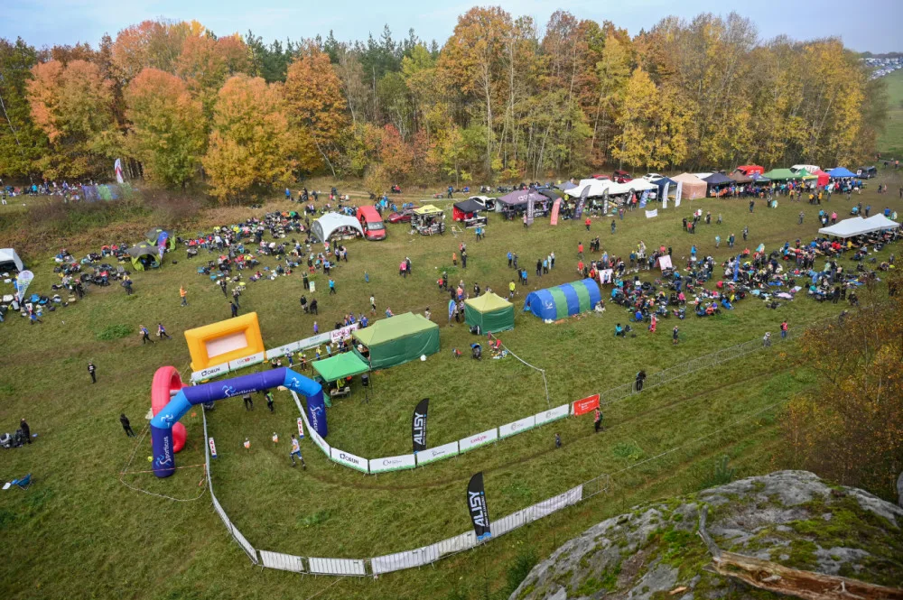 Orientační běžci v pískovcových skalních městech — neztratili se