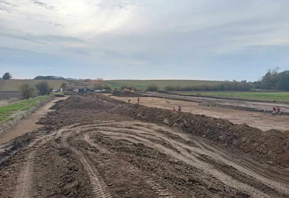 Na prvním úseku dálnice z Hradce do Jičína jsou archeologové. Stavět se začne za rok