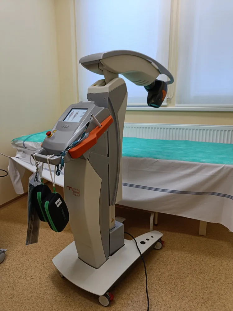 Nemocnice v Trutnově používá speciální laser. Zkracuje dobu léčby a pomáhá s covidem