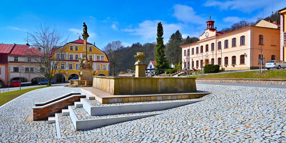 Cenu za architekturu v Krkonoších mají hotel, náměstí v Žacléři, zvonice a lávka