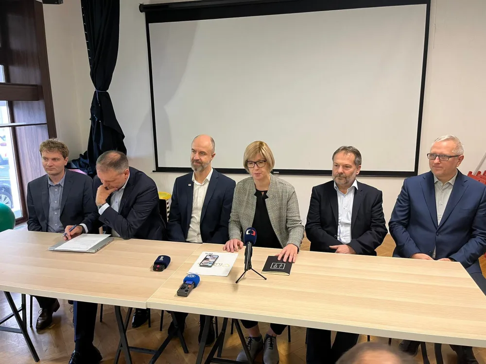 Hradecká pětikoalice se na tiskovce pohádala. Ne všichni souhlasí s novou smlouvou