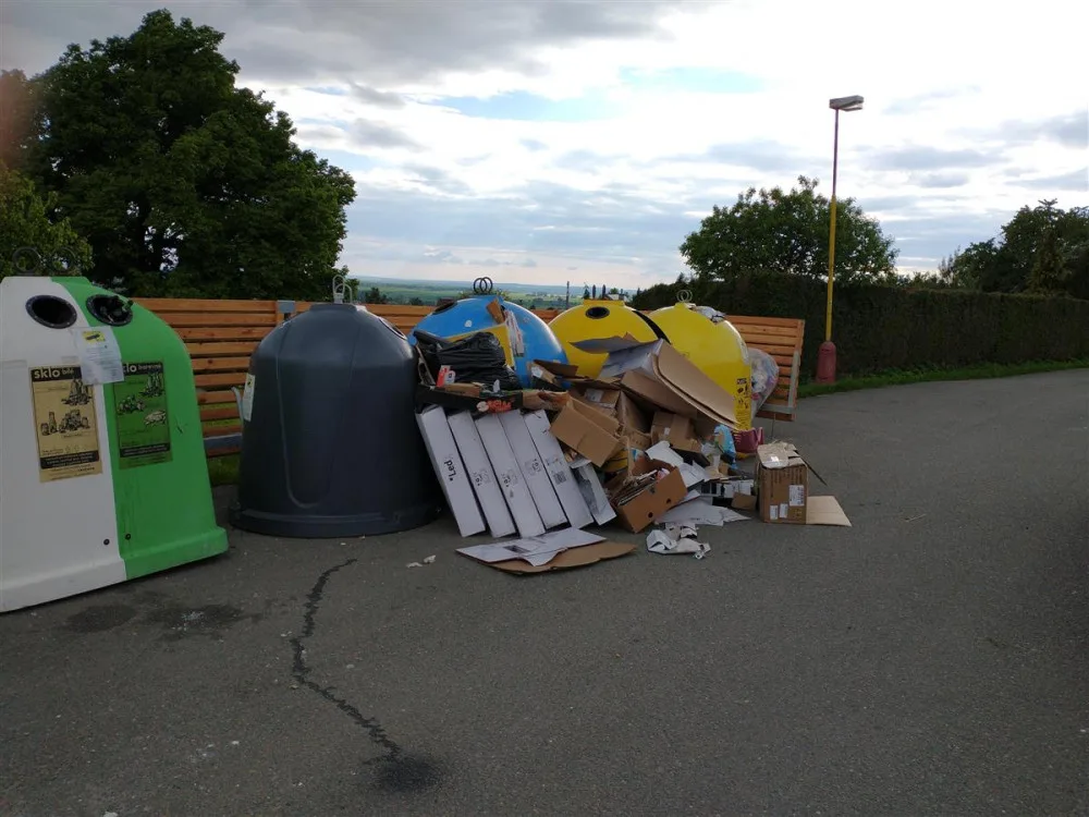 Hořice bojují s odpadem kolem popelnic. Pokud je plno, jeďte do sběrného dvora, apeluje město