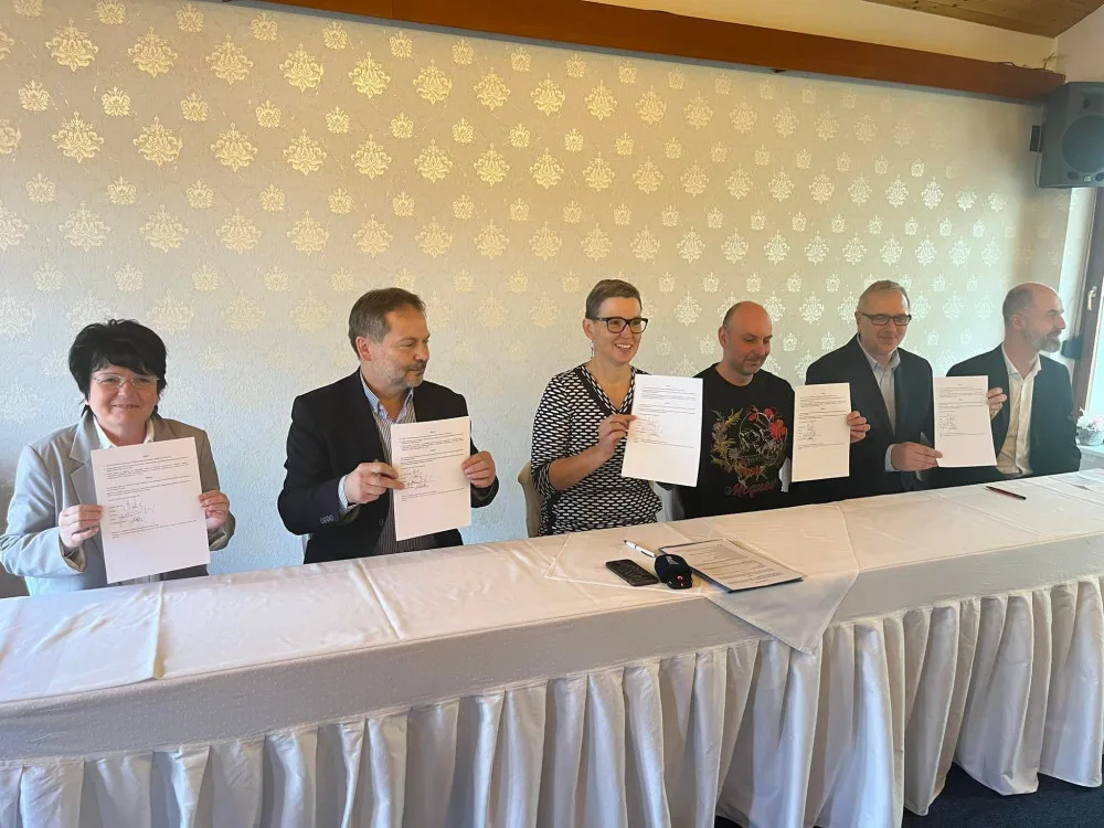Sedm týdnů po volbách se podařilo podepsat koaliční smlouvu. Vítězné ANO skončilo v opozici