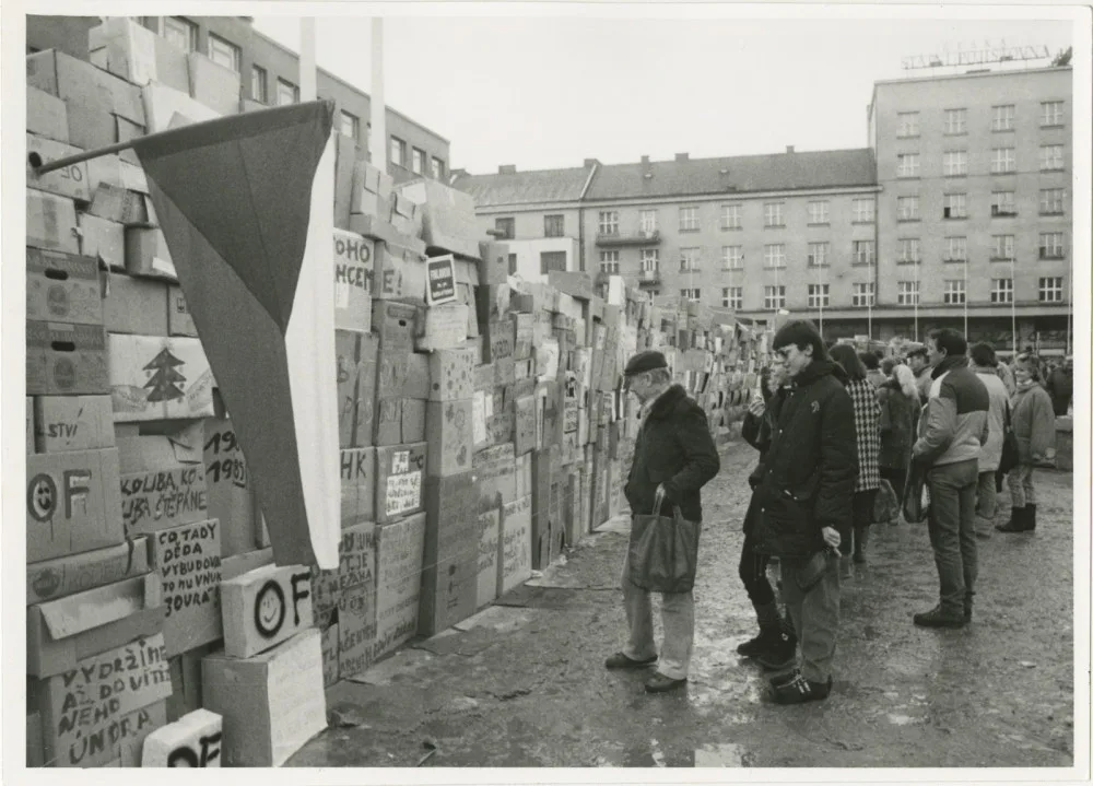 V Hradci Králové se revoluce naplno rozjela až o tři dny později. Komunismus se vytlačoval postupně