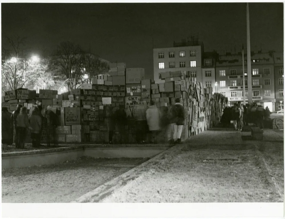 V Hradci Králové se revoluce naplno rozjela až o tři dny později. Komunismus se vytlačoval postupně