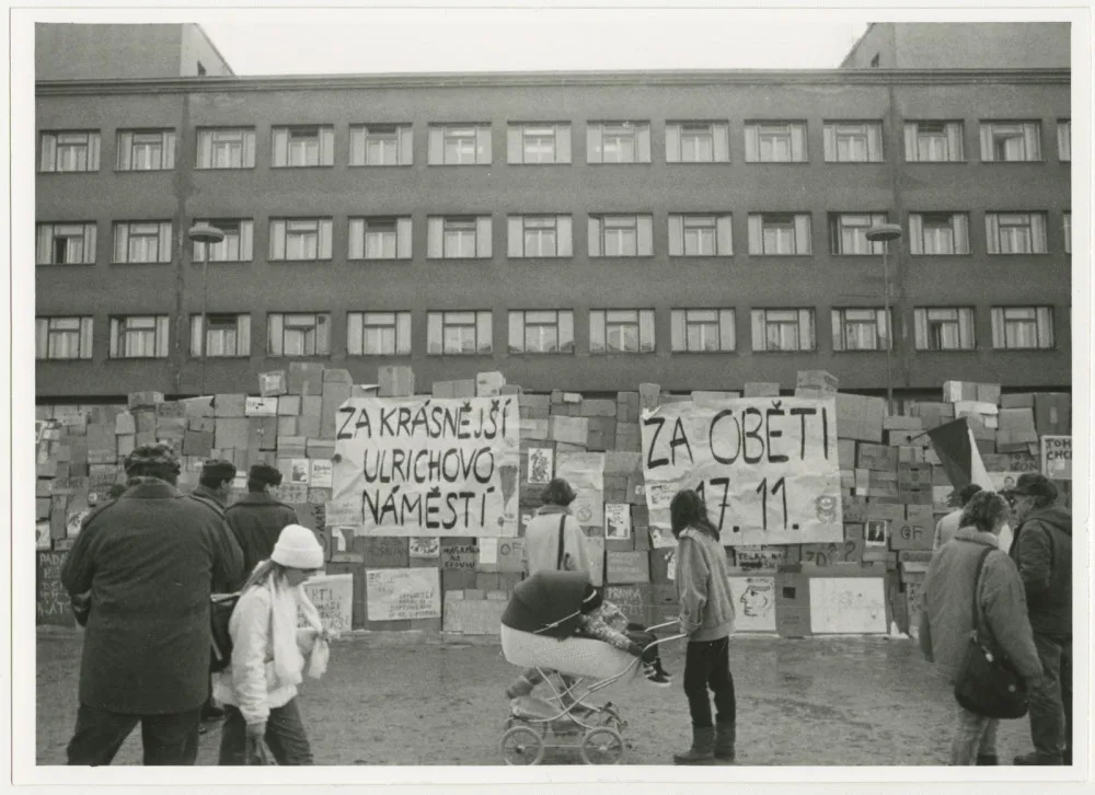 V Hradci Králové se revoluce naplno rozjela až o tři dny později. Komunismus se vytlačoval postupně
