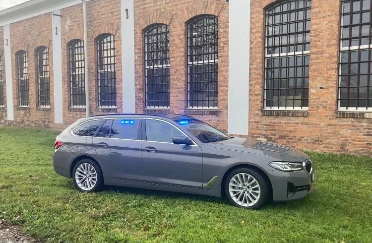 Nový policejní vůz v civilních barvách